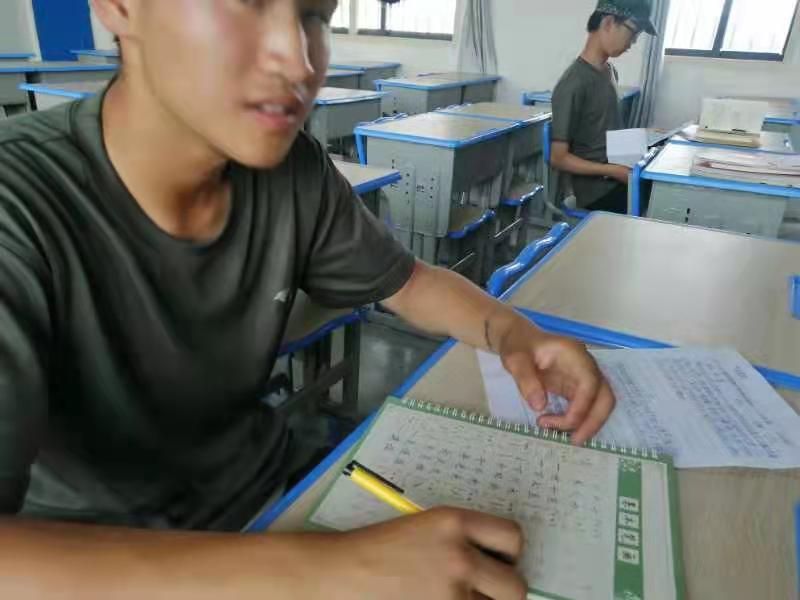 肢體上的接觸往往更能夠表達(dá)父母的愛(ài)意