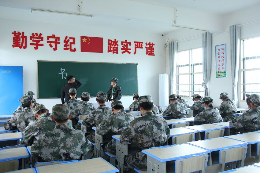對于叛逆厭學(xué)的孩子家長該如何管教？(圖1)
