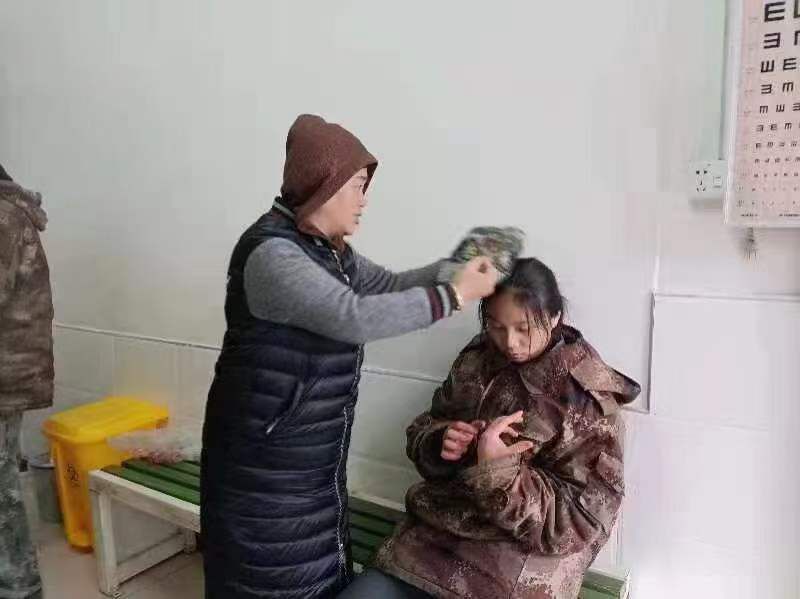 定期開展的表彰大會認可他們，希望他們越來越優(yōu)秀